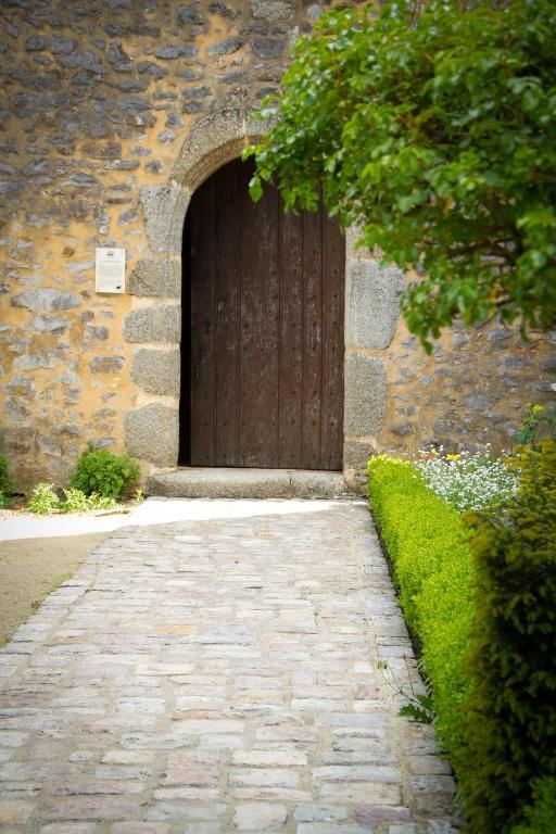 Logis L'Ermitage Hotel & Restaurant Saulges Exterior photo