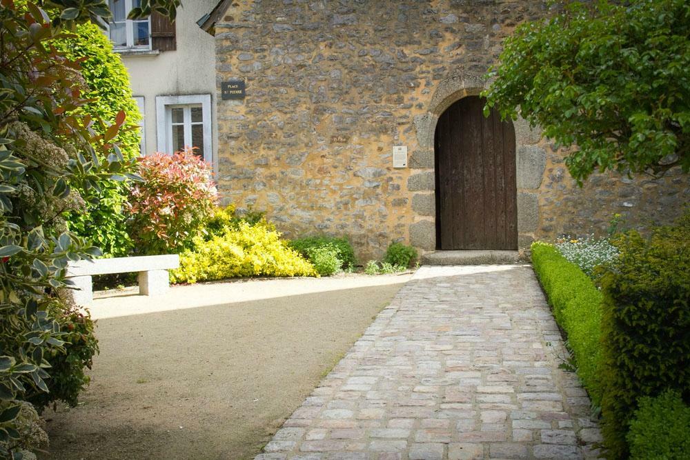 Logis L'Ermitage Hotel & Restaurant Saulges Exterior photo